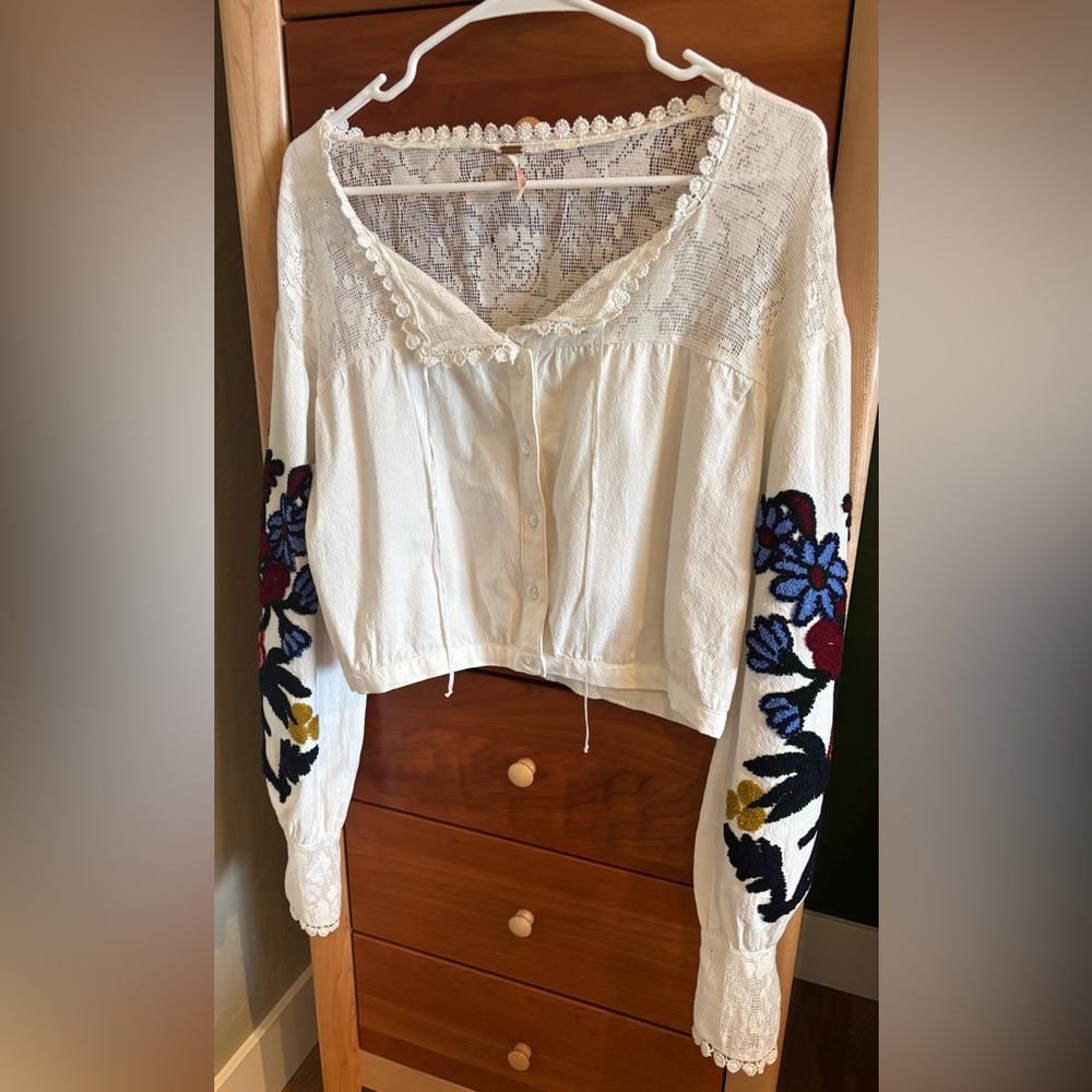 Free People white cropped blouse with lace and floral embroidery